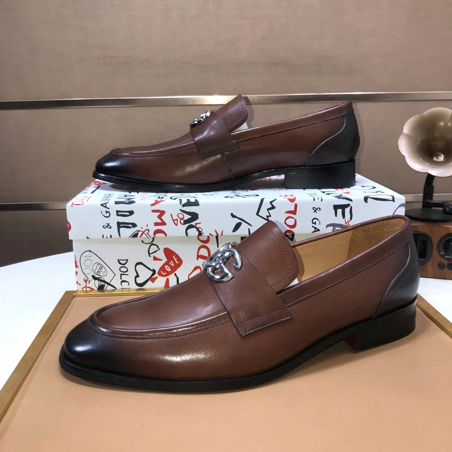 Ex-factory price 500💰DG top quality🔍🔍men's new leather shoes🚹Sold simultaneously at counters⚠Shoe uppers are imported cowhide from Italy, fully imported cowhide lining, imported accessories💪💪, completely 1⃣️ to 1⃣️replica🇮🇹 💪💪, ⚠Sole: The original sole is specially provided by the original factory, the exclusive movable molded sole is super comfortable, ⚠The original factory follows the order, 🔍🔍high quality, you can enter and exit the counter at will, welcome to compare ⚠Number of sizes: 38-44 (45 customized)